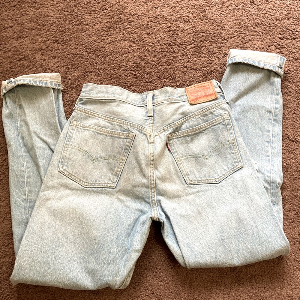 AUTHENTIC HIGH WAISTED LEVIS JEANS MOM FIT